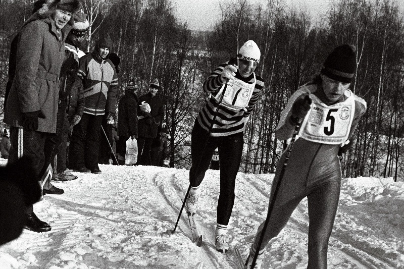 Eesti NSV murdmaasuusatajate teatenaiskonna liige Eveli Peterson (nr. 5).