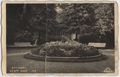 fotopostkaart, Viljandi, Lastepark, ümar lillepeenar, pingid, koerakuju, u 1934?, foto J. Riet  duplicate photo