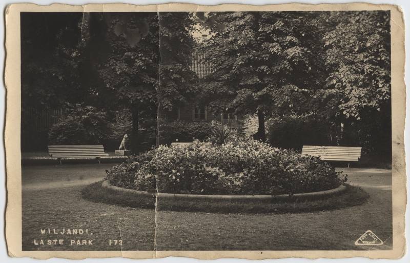 fotopostkaart, Viljandi, Lastepark, ümar lillepeenar, pingid, koerakuju, u 1934?, foto J. Riet