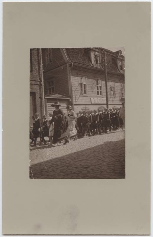 fotopostkaart, Viljandi, Lossi tn 22, õpilaste rongkäik, u 1925