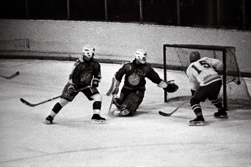 Ajalehe Sovetski Sport auhinnaturniiril jäähokis kohtuvad Talleksi ja Hämenlinna Pollokerho meeskond.