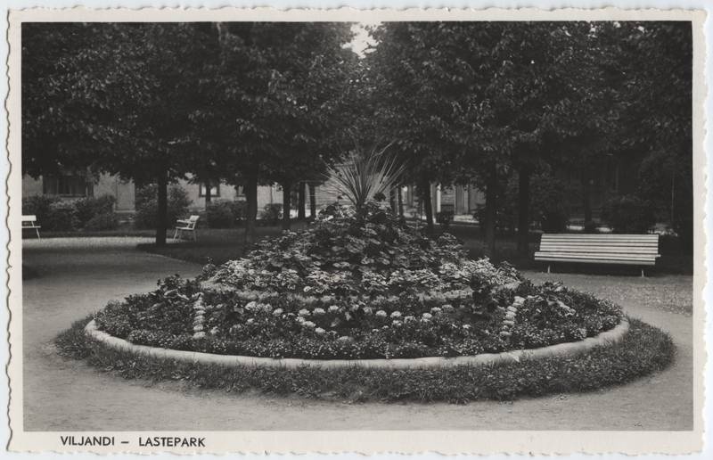 fotopostkaart, Viljandi, Lastepark, ümar lillepeenar, u 1938, foto M. Teng?
