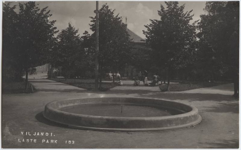 fotopostkaart, Viljandi, Lastepark, ümar purskkaev (avati 1912), u 1915 foto J. Riet