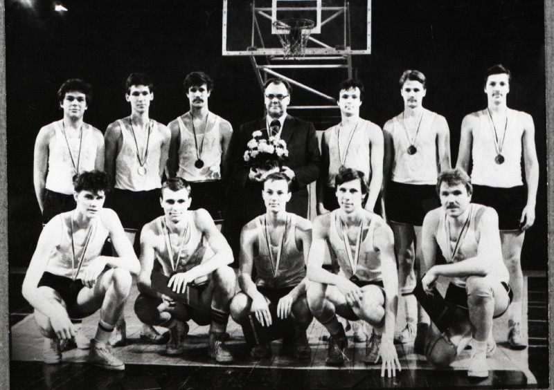 Eesti NSV 1985.a. korvpallimeister Tallinna Polütehnilise Instituudi esimene meeskond. I reas vasakult: Ivo Saksakulm, Margus Metstak, Alar Sõnajalg, Peeter Erikson, Jüri Karemäe; II reas vasakult: Tõnis Veltmann, Andres Liinat, Peedu Pedaru, treener August Sokk, Tiit Vunk, Toivo Tulvik, Tiit Sokk.