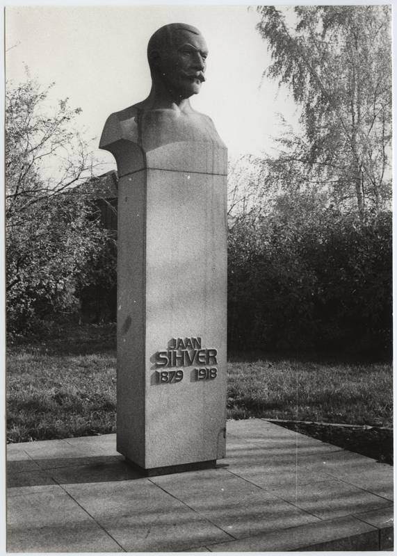 foto, Viljandi, Posti tn- Koidu tn nurk, park, Jaan Sihver, büst, 1979, foto E. Veliste