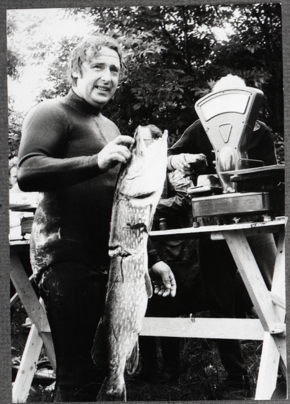 Tootmiskoondise Polümeer lahtistel võistlustel sportlikus allveelaskmises Pivarootsis püüdis suurima kala, 7,3 kg kaaluva haugi Mati Rebase.