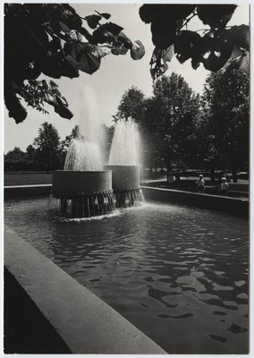 foto, Viljandi, Pioneeride park, purskkaev, 1982, foto E. Veliste  similar photo