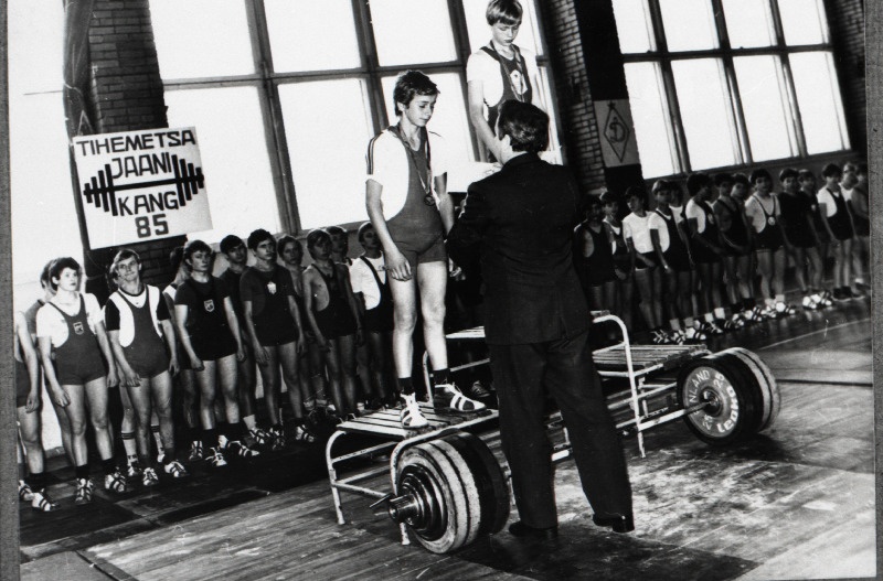 16. Tihemetsa Jaani kangi auhinnavõistlusel autasustab Tihemetsa sovhoostehnikumi direktor Värdi Ernits võitjaid.