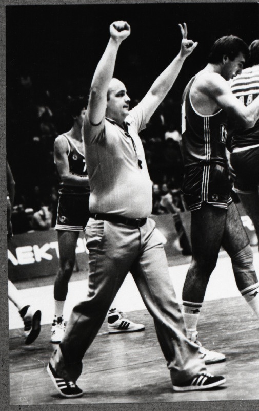 Kohtunik Matti Mettas NSV Liidu korvpallimeistrivõistlustel.