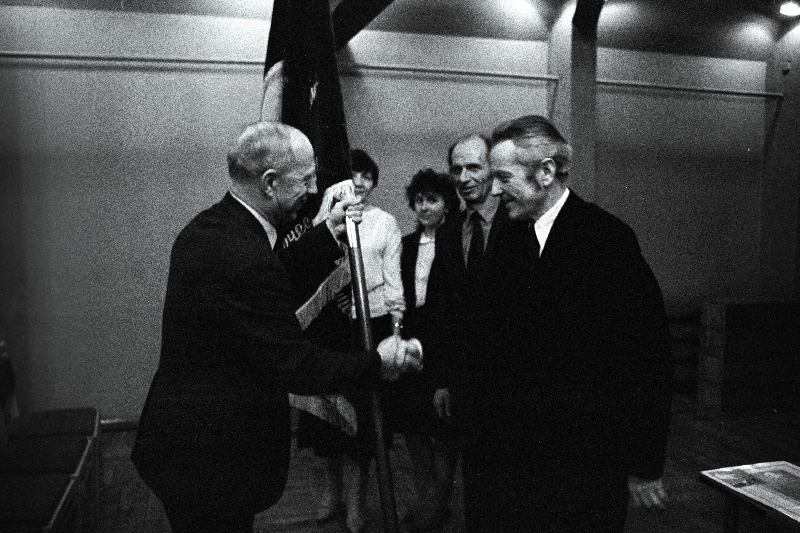 Spordiloteriide Peavalitsuse juhataja Viktor Ivonin annab rändpunalipu üle Spordiloteriide Eesti Vabariikliku Valitsuse kollektiivile.