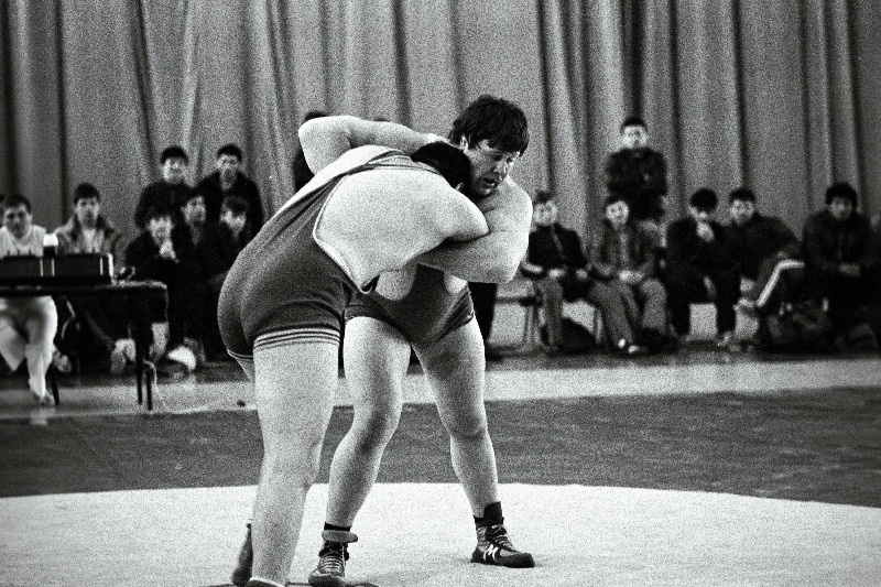 Eesti NSV XII suvespartakiaadi vabamaadlusvõistlustel raskekaalus esikoha võitnud Karl Lõõbas matil.