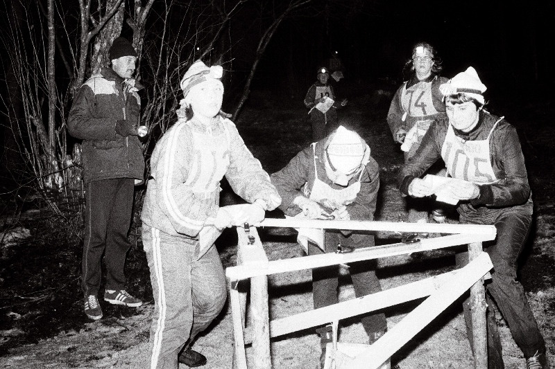 XXVIII Jüriöö jooksust Spordilehe auhinnale osavõtjad kontrollpunktis.