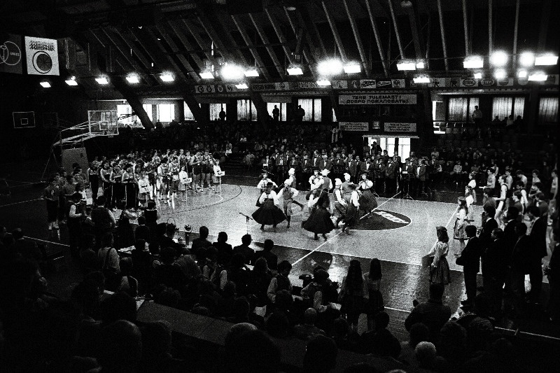 Rahvusvahelise sõpruslinnade korvpalliturniiri avamisel Kalevi spordihallis esineb tantsuansambel Sõleke.
