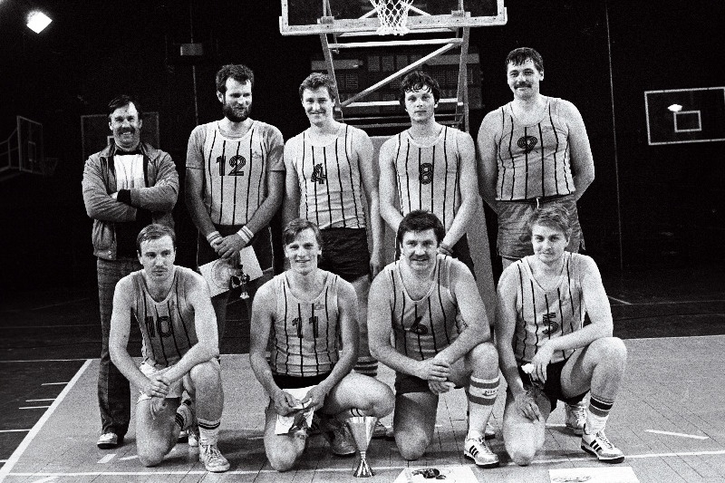 Eesti NSV XII suvespartakiaadi võitja korvpallis Oktoobri rajooni meeskond. Seisavad (vasakult) treener Aleksei Tammiste, Ain Kipper, Heldur Allese, Mart Lööne, Rein Pokla; ees Enn Tull, Ervin Riis, Andres Sõber, Risko Kämärä.