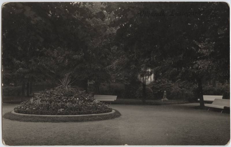 fotopostkaart, Viljandi, Lastepark, ümar lillepeenar, pingid, koerakuju, u 1935