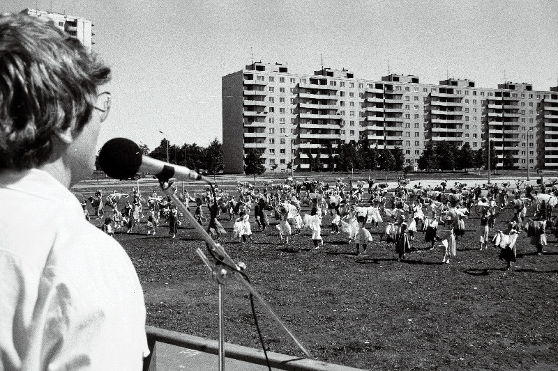 Eesti NSV koolinoorte VI laulu- ja tantsupeo proovi juhatab Ester Prinits.