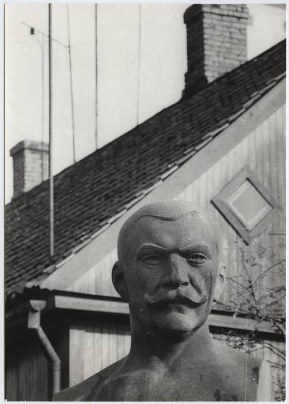 foto, Viljandi, Posti tn- Koidu tn nurk, park, Jaan Sihver, büst, 1979, foto E. Veliste