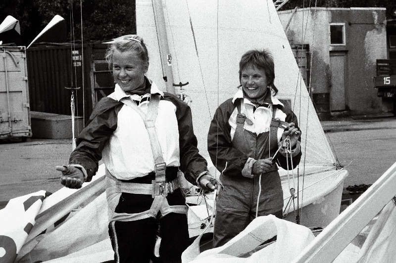 NSV Liidu meistrivõistlustel purjetamises teise koha võitnud Liis Uustalu ja Tuuli Org.