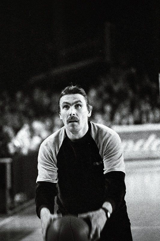 Kalevi ja Marati ühisettevõtmisena toimunud spordishowl Kalevi spordihallis sooritab korvpalli vabaviskeid jalgrattur Aavo Pikkuus.