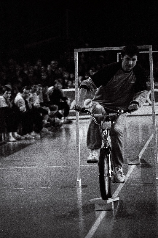 Kalevi ja Marati ühisettevõtmisena toimunud spordishowl jalgrattaslaalomis Kalevi spordihallis võistleb korvpallur Anatoli Krikun.