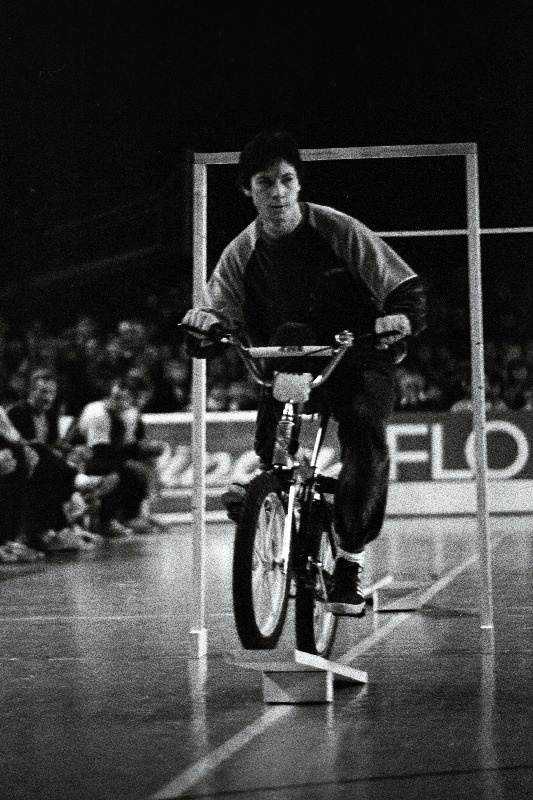 Kalevi ja Marati ühisettevõtmisena toimunud spordishowl jalgrattaslaalomis Kalevi spordihallis võistleb kolmikhüppaja Jaak Uudmäe.