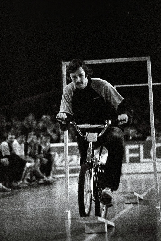 Kalevi ja Marati ühisettevõtmisena toimunud spordishowl jalgrattaslaalomis Kalevi spordihallis võistleb võrkpallur Viljar Loor.