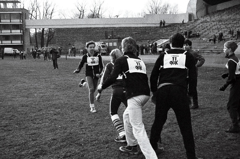 Eesti NSV I talimängude avamist tähistavad Mererajooni koolid pendelteatejooksuvõistlusega Lauluväljakul.