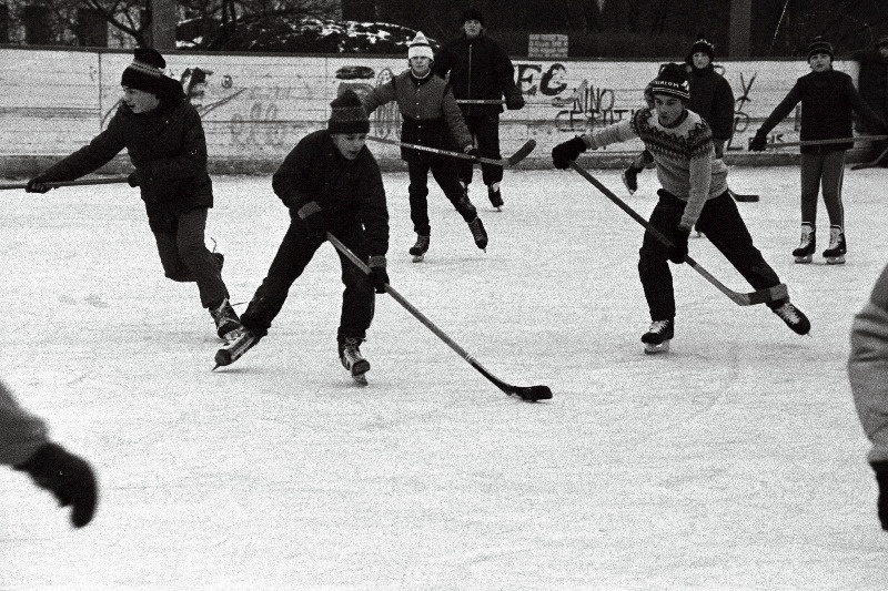 Jäähokimängijad Eesti NSV I talimängude programmi kuulunud Nõmme talve üritusel Õismäel.