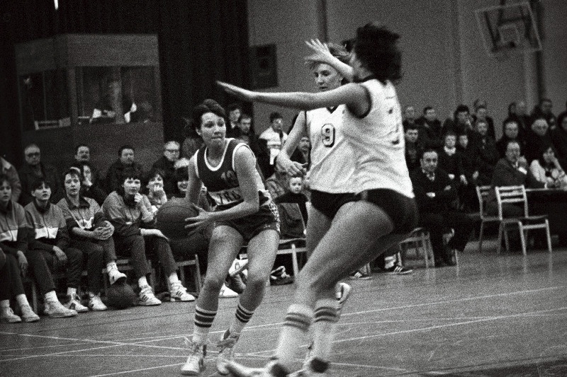 NSV Liidu naiste korvpallimeistrivõistluste esiliiga I finaalturniiril kohtuvad Tartu Riikliku Ülikooli ja Moskva Dünamo võistkonnad. Palliga Anne Sepp.