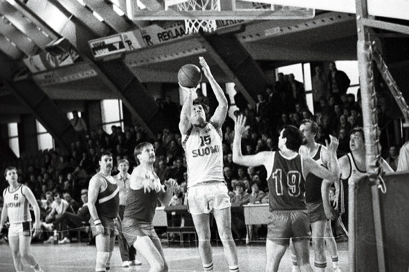 Eesti NSV ja Soome korvpalliveteranide kohtumine. Palliga Martli Liimot Teda ümbritsevad (vasakult) Aleksei Tammiste, Tõnis Randala, Peeter Kokk ja Enn Parbo.