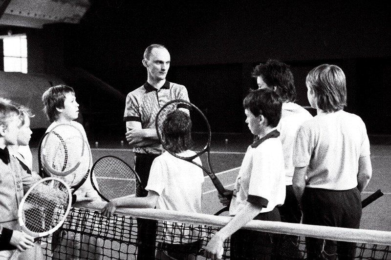 Tallinna Kalevi Tennisekooli treener Roland Kvelstein juhendab õpilasi