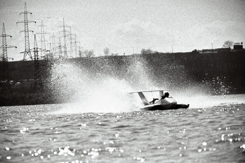 Sotsialismimaade karikavõistlustel veemootorispordis 350 cm 3 skuutritel esikohale tulnud leningradlane Andrei Babitsõn Harku järvel.