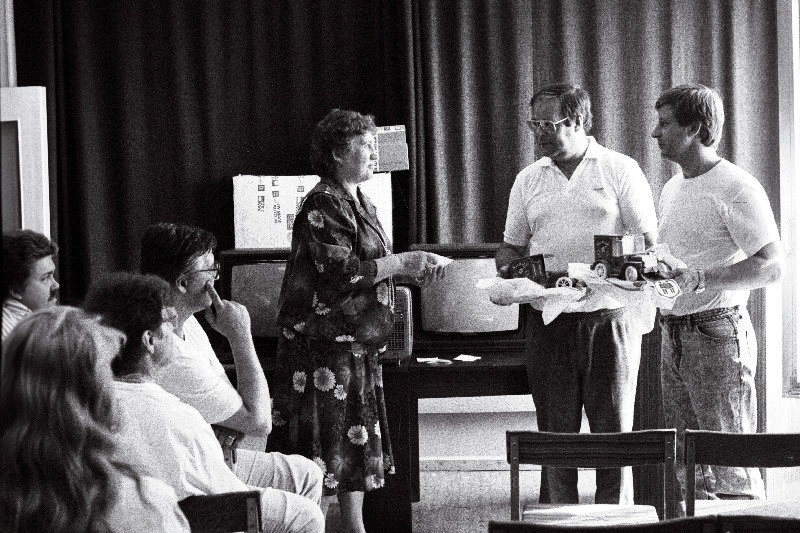 Old Toomas Rally võitjad Sampsa Junninen ja Timo Tuominen annavad Tallinna Kliinilise Lastehaigla peaarstile Jadviga Kreek´ile üle lastele mõeldud auhinnaks saadud televiisorid.