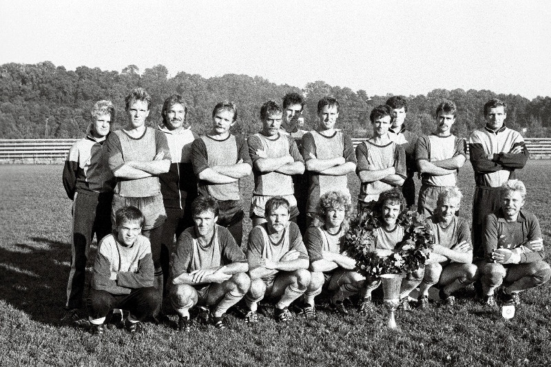 Eesti NSV jalgpallikarikavõistlustel esikohale tulnud Pärnu Kalakombinaadi võistkond: kapten Aivar Brant, Jaanus Veensalu, Oleg Kirov, mängiv treener Jüri Saar, Oleg Suhhov, Tarmo Rüütli, Andrei Sidorov, Sergei Ratnikov, Kalvi Kaas, Mart Paumäe, Jaan Saal, Heldur Harkmann, Aleksandr Korenkevitš, Tõnu Meetna, Kalev Pajula, Andrus Suurevälja ja Aivar Tõnts.