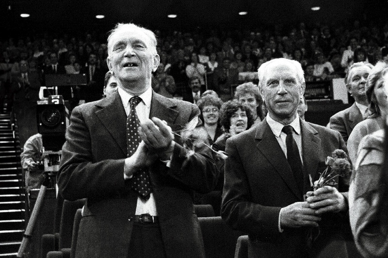 1936.a. Berliini olümpiamängudest osa võtnud korvpalliveteran Aleksander Illi (vasakul) ja 1952.a. Helsingi olümpiamängudest osa võtnud korvpalliveteran Joann Lõssov olümpiamängudel osalenud sportlaste pidulikul õhtul V.I. Lenini nim. Kultuuri- ja Spordipalees.