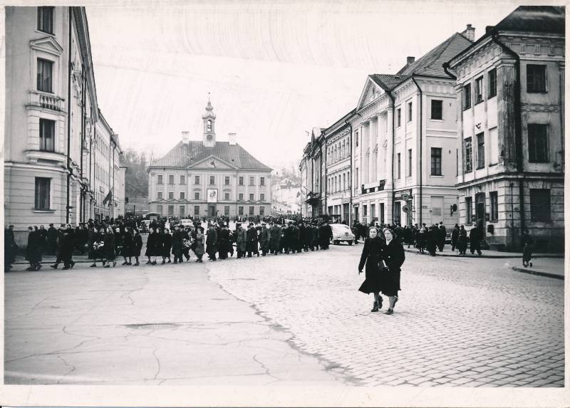 Oktoobridemonstratioon: Tartu töötajad rongkäigus. Tartu, 7.11.1956.