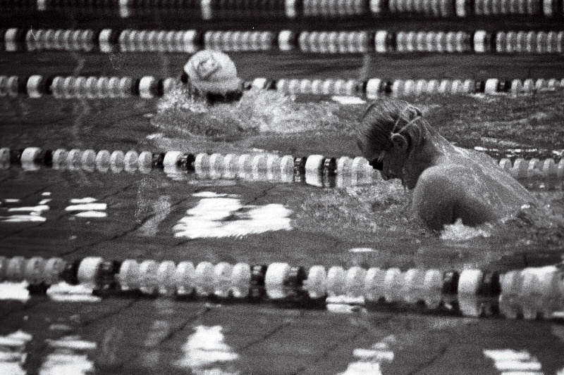 NSV Liidu pimedate ujumismeistrivõistlustel Kalevi siseujulas kuld-, hõbe- ja pronksmedali võitnud Mart Soomre rinnuliujumisel.
