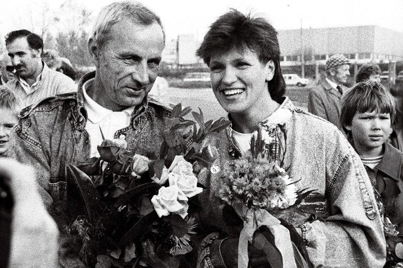 Eesti NSV 1988.a. parim sportlane jalgrattur Erika Salumäe. Tema kõrval treener Vladimir Leonov.