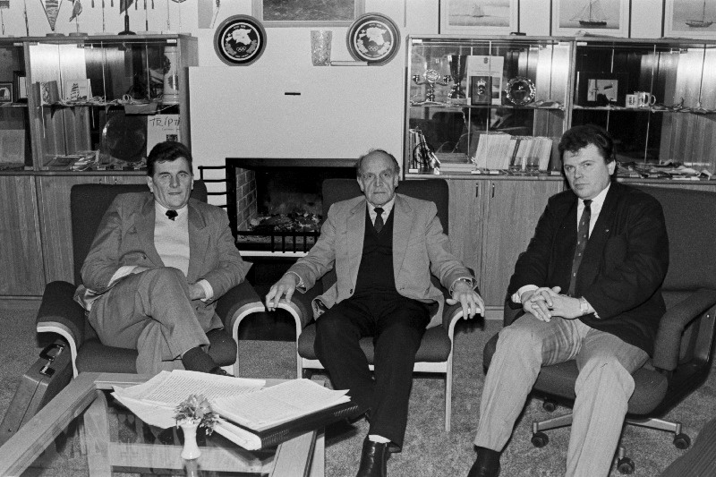 Läti, Eesti ja Leedu olümpiakomitee presidendid (vasakult) Vilnis Baltinš, Arnold Green ja Arturas Poviljunas pärast allakirjutamist Nõukogude Olümpiakomiteele saadetavale kirjale, milles nõutakse lepingute sõlmimist vabariiklike spordiorganisatsioonidega, mitte sportlastega isiklikult.