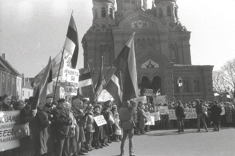 Rahvas Lossi platsil Toompeal enne Eesti NSV Ülemnõukogu I istungjärgu algust vastvalitud saadikute saabumist ootamas.