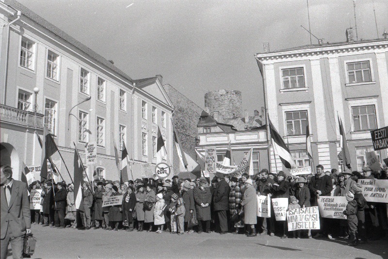 Rahvas Lossi platsil Toompeal enne Eesti NSV Ülemnõukogu I istungjärgu algust vastvalitud saadikute saabumist ootamas.