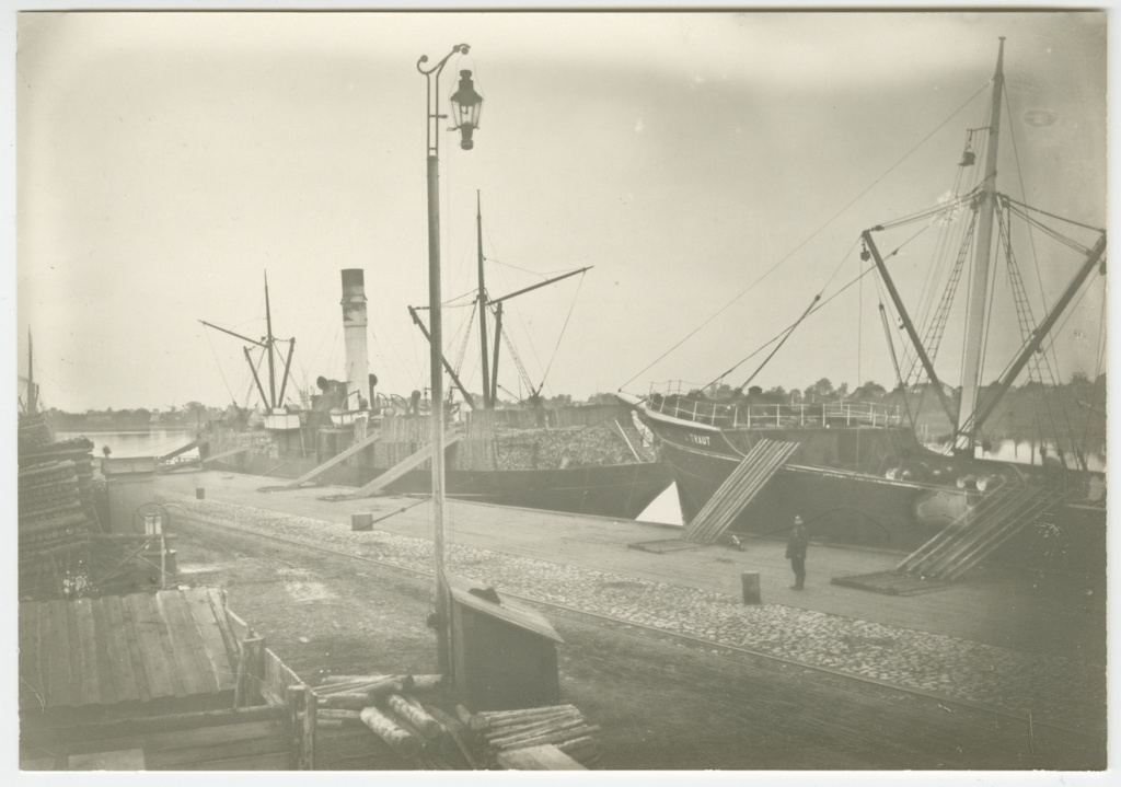 Foto. Kaks aurulaeva lastimisel Pärnu sadamas