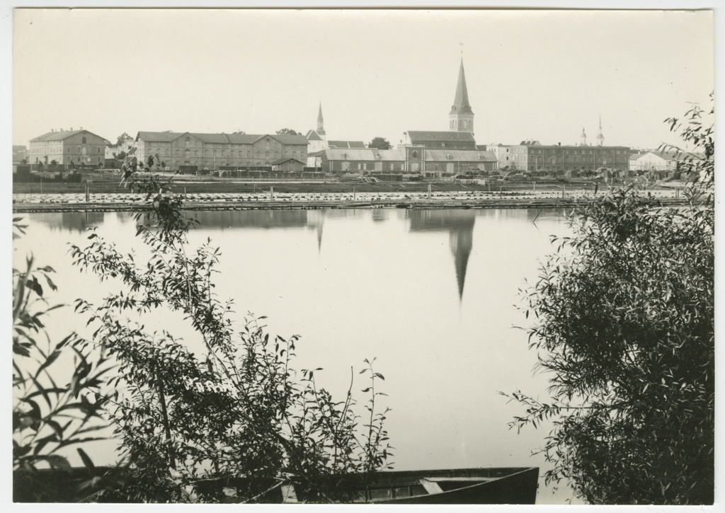 Foto. Vaade Pärnu linnale üle jõe