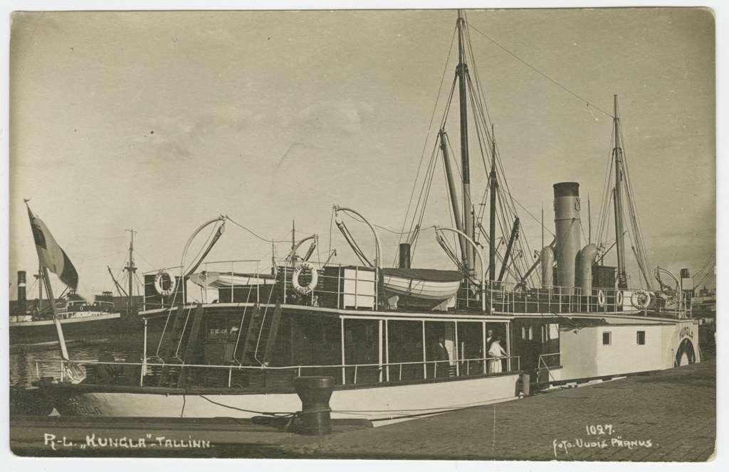 Fotopostkaart. Ratasaurik "Kungla" sadamas