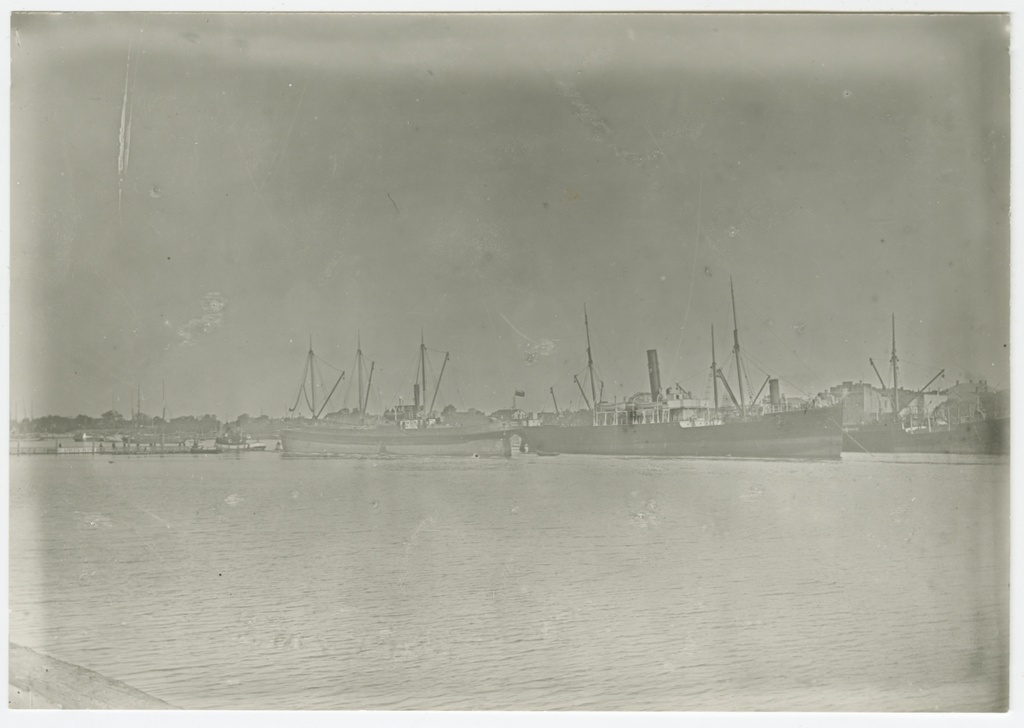 Foto. Aurulaevad Pärnu sadamas