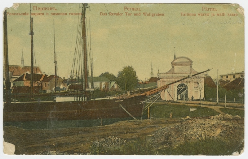 Postkaart. Pärnu. Tallinna värav ja purjelaev Vallikraavis (Talvesadamas)