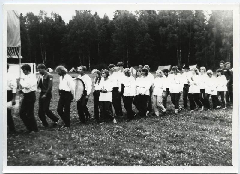 EÜE-85 Viru regiooni kokkutulek Mustjärvel I. Eisma rühm kokkutuleku avamisel