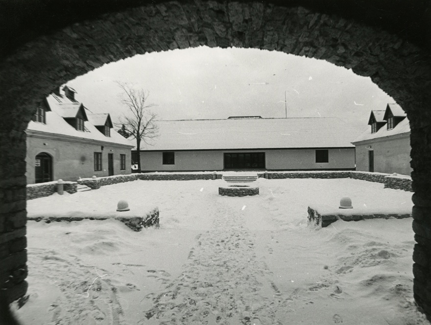 Keskusehoone Padisel, siseõue vaade. Arhitekt Siiri Kasemets