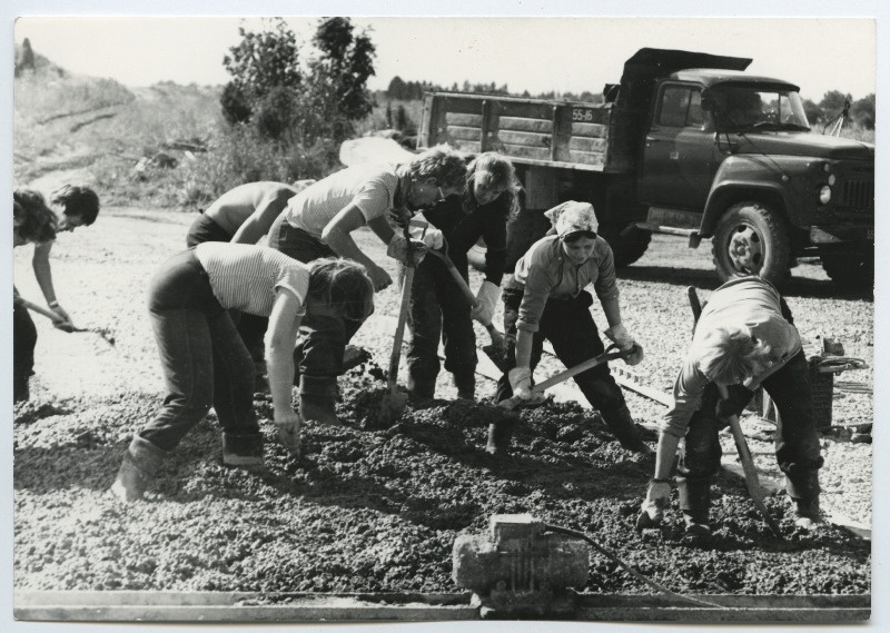 EÜE ehitamas -fotod erinevatest aastatest III. Tuudi rühmas