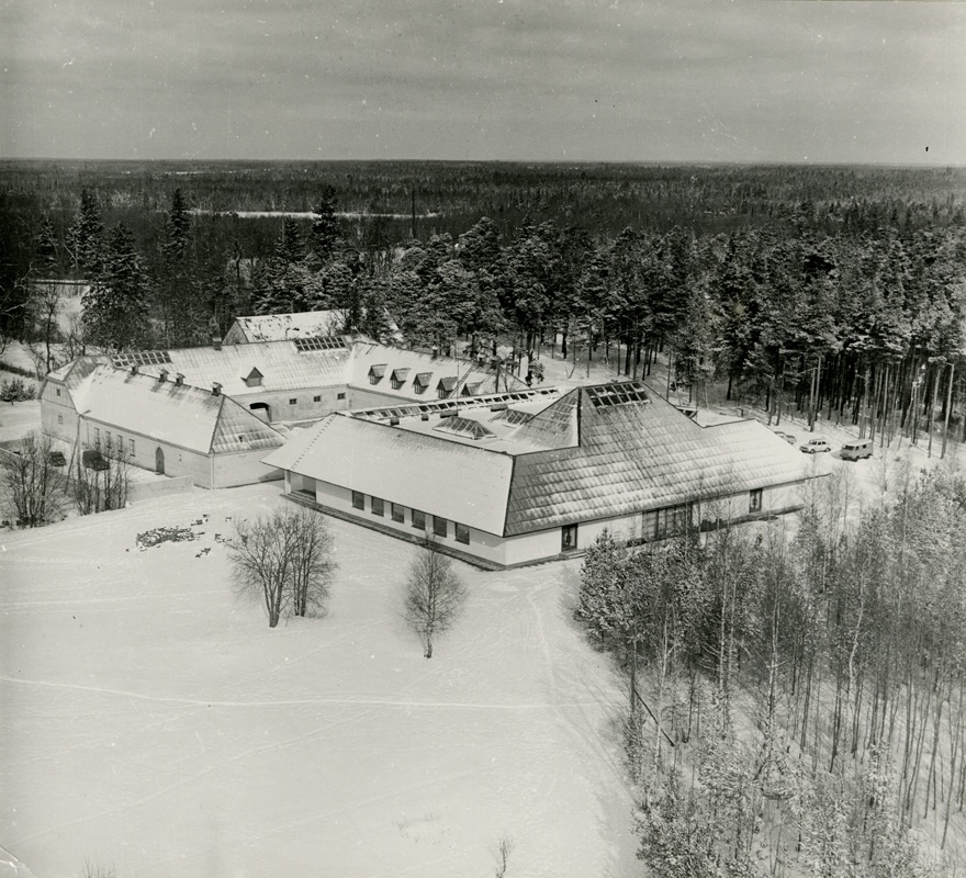 Padise keskusehoone ja kauplus-söökla, panoraamvaade. Arhitekt Siiri Kasemets